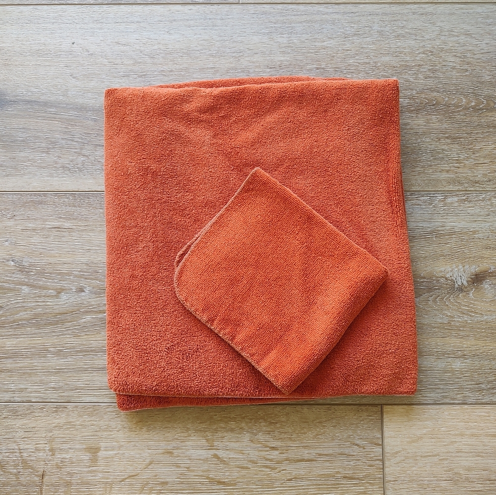 Fieldcrest Vintage 1970s, 1980s Burnt Orange Bath Towel And Wash Cloth Set USA